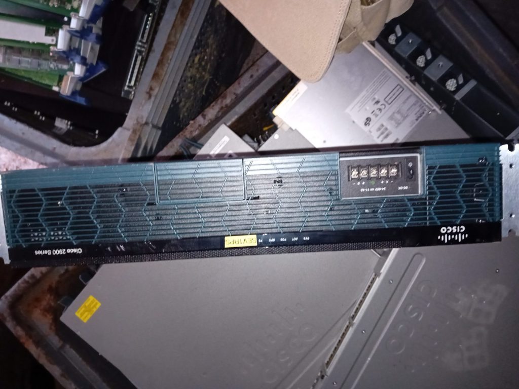 Dispositif Cisco sur fond métallique