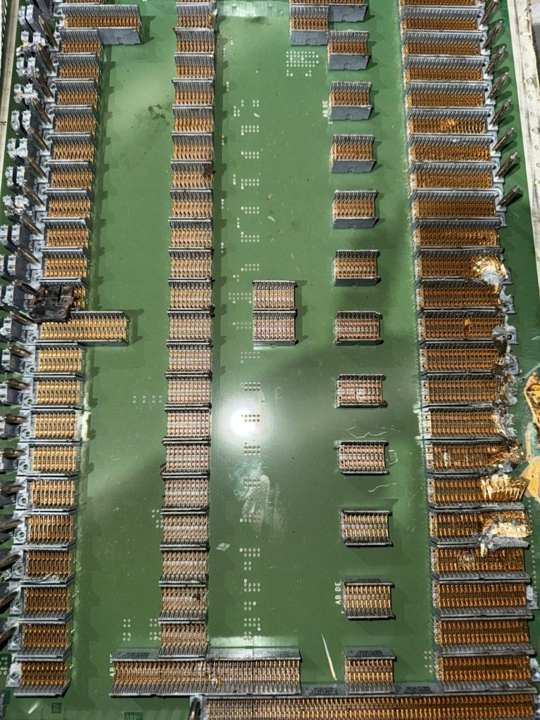 Circuit imprimé avec connecteurs dorés