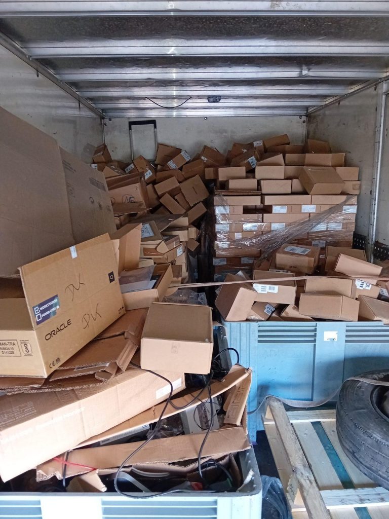 Camion rempli de cartons vides