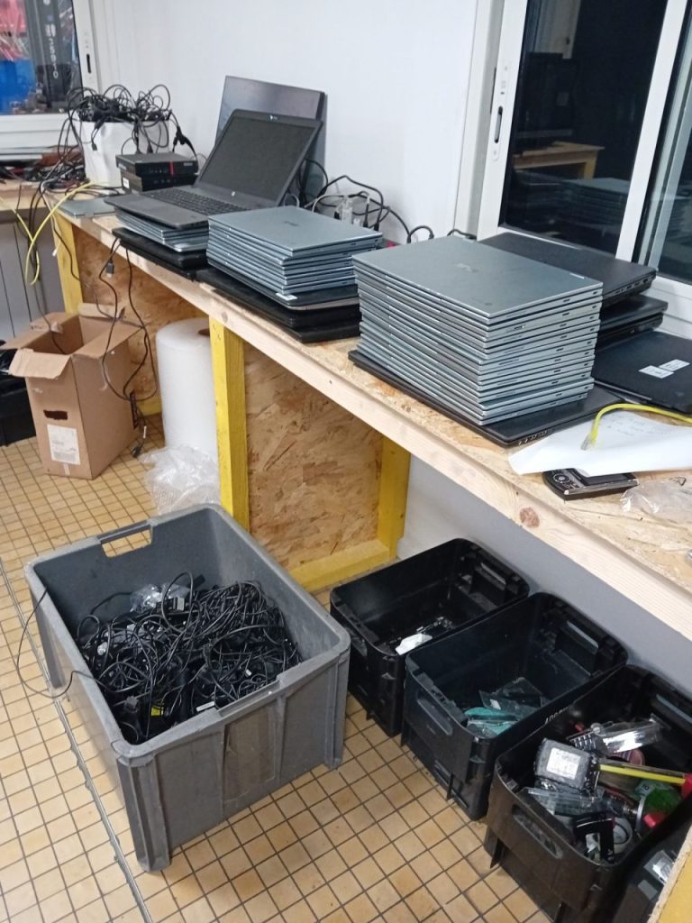 Bureaux avec ordinateurs et câbles