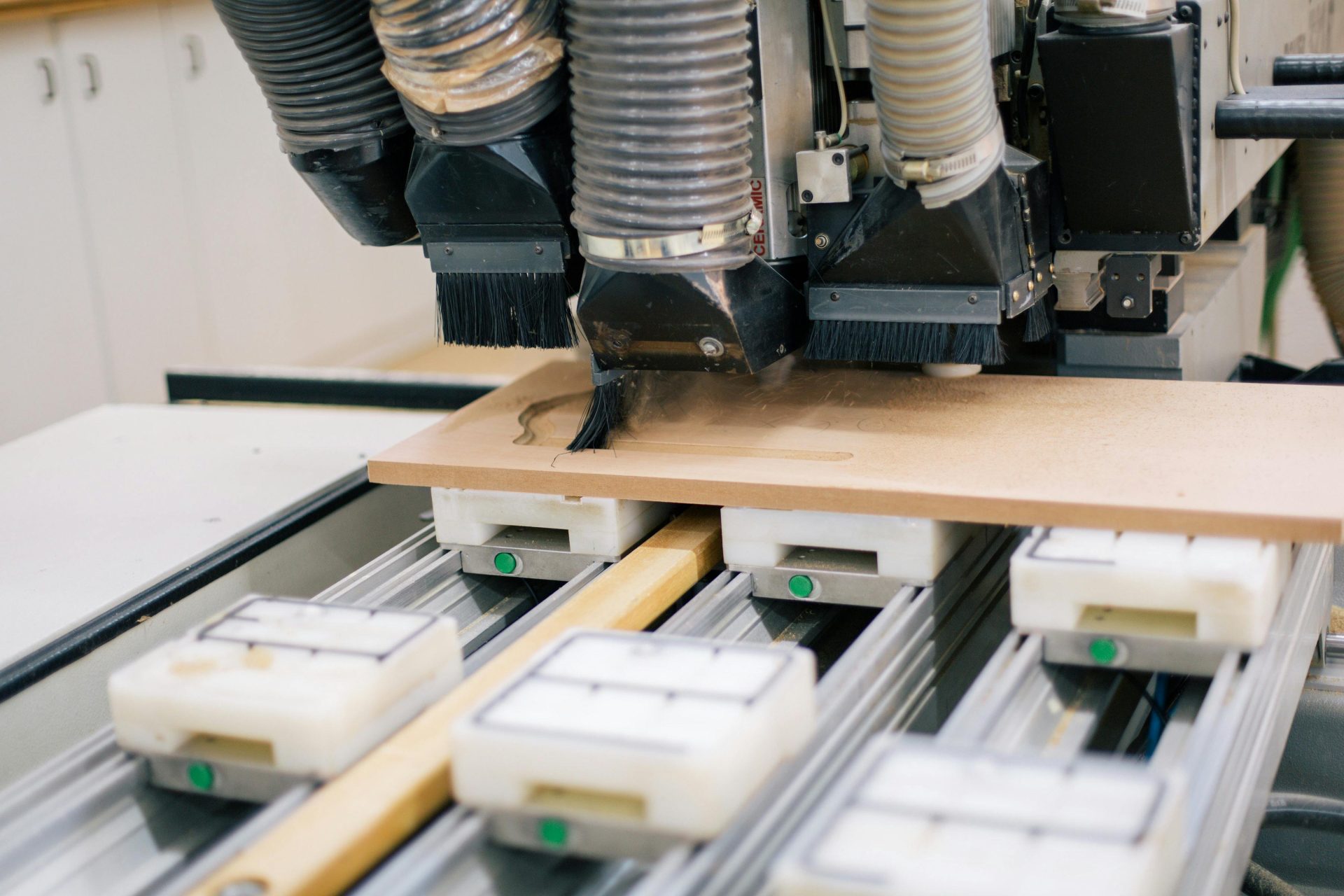 Gros plan sur une machine CNC sculptant du bois avec précision dans un atelier.